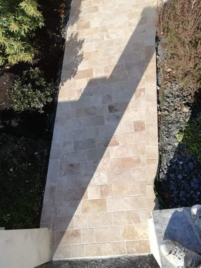 Allée et plage carrelée en extérieur