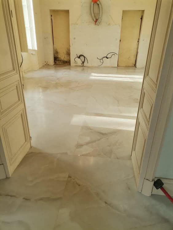 Maison rénovée avec carrelage moderne