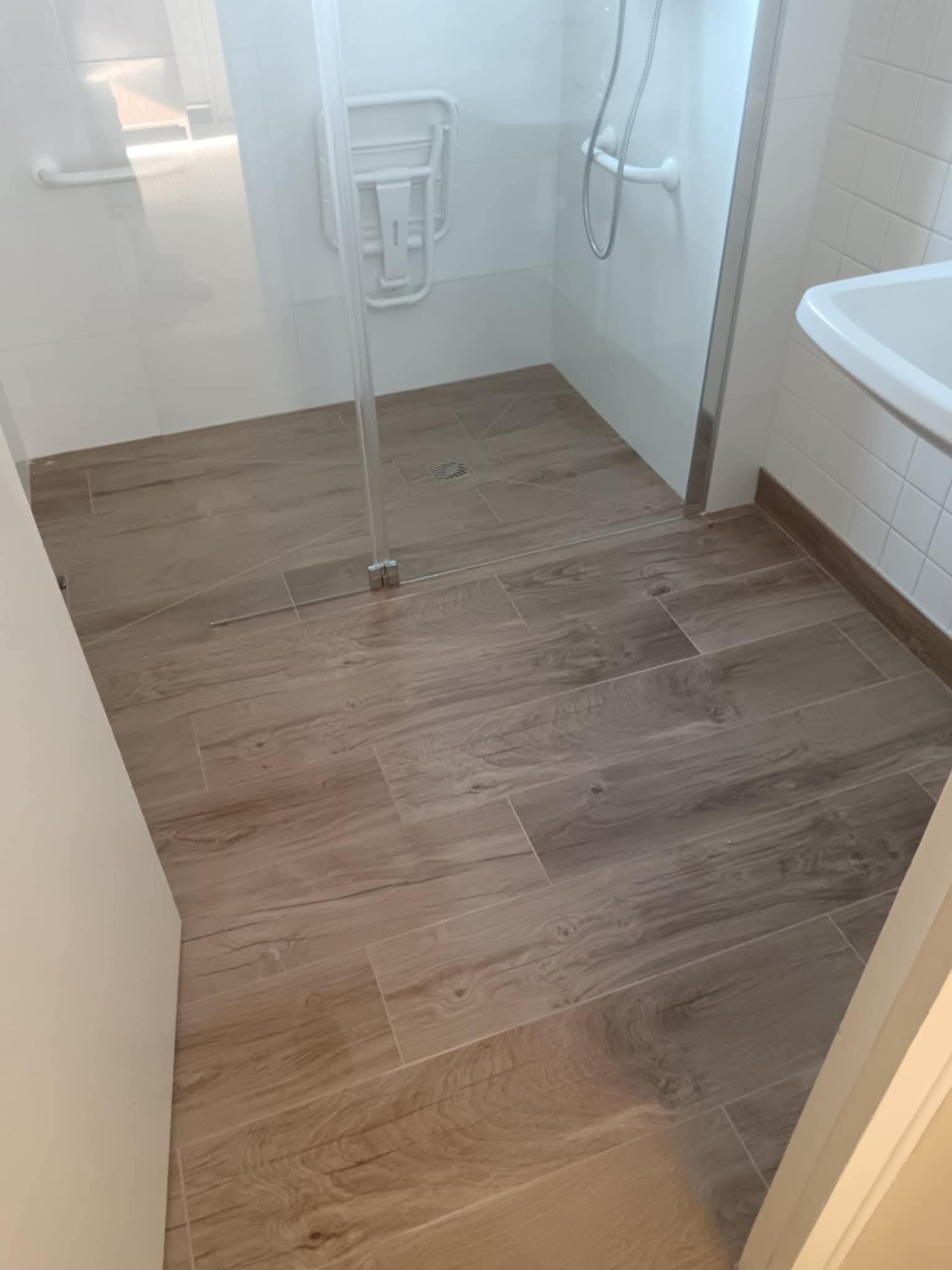 Salle de bain carrelée avec faïence