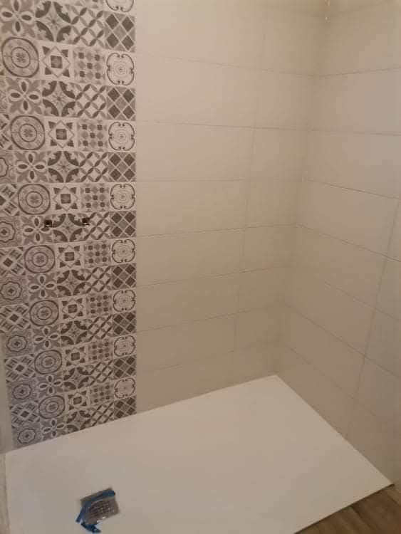 Douche carrelée faïence grand format