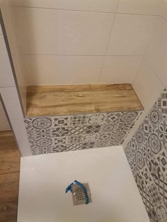 Banc carrelé dans douche