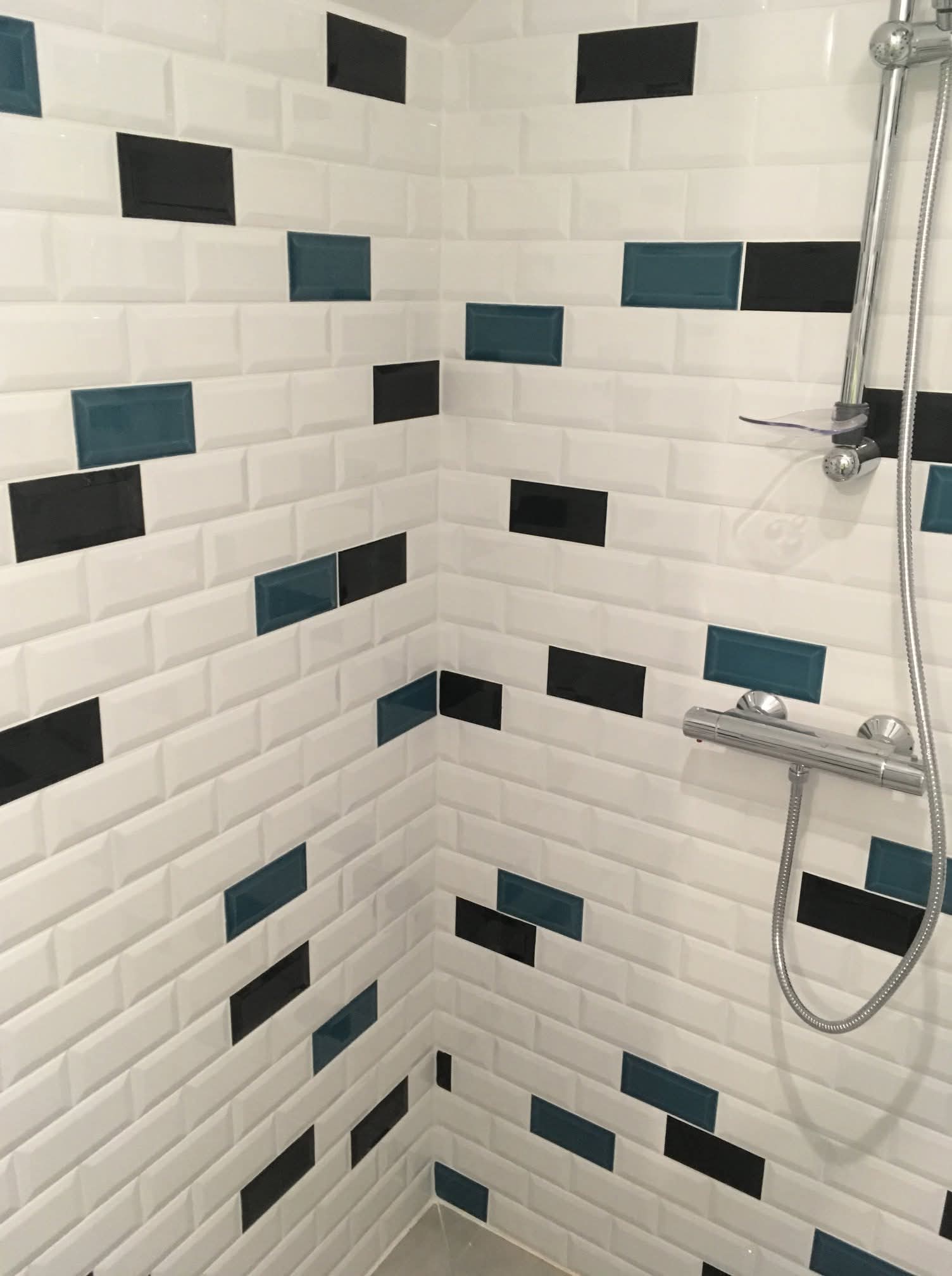 Douche faïence métro pose alignée