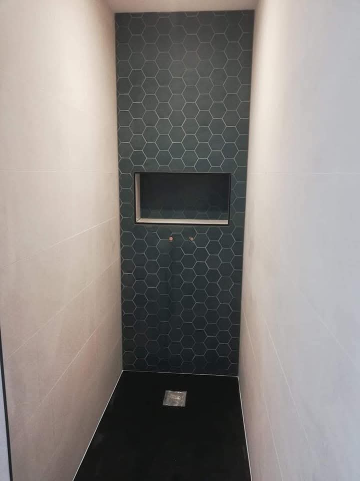 Niche carrelée intégrée au mur