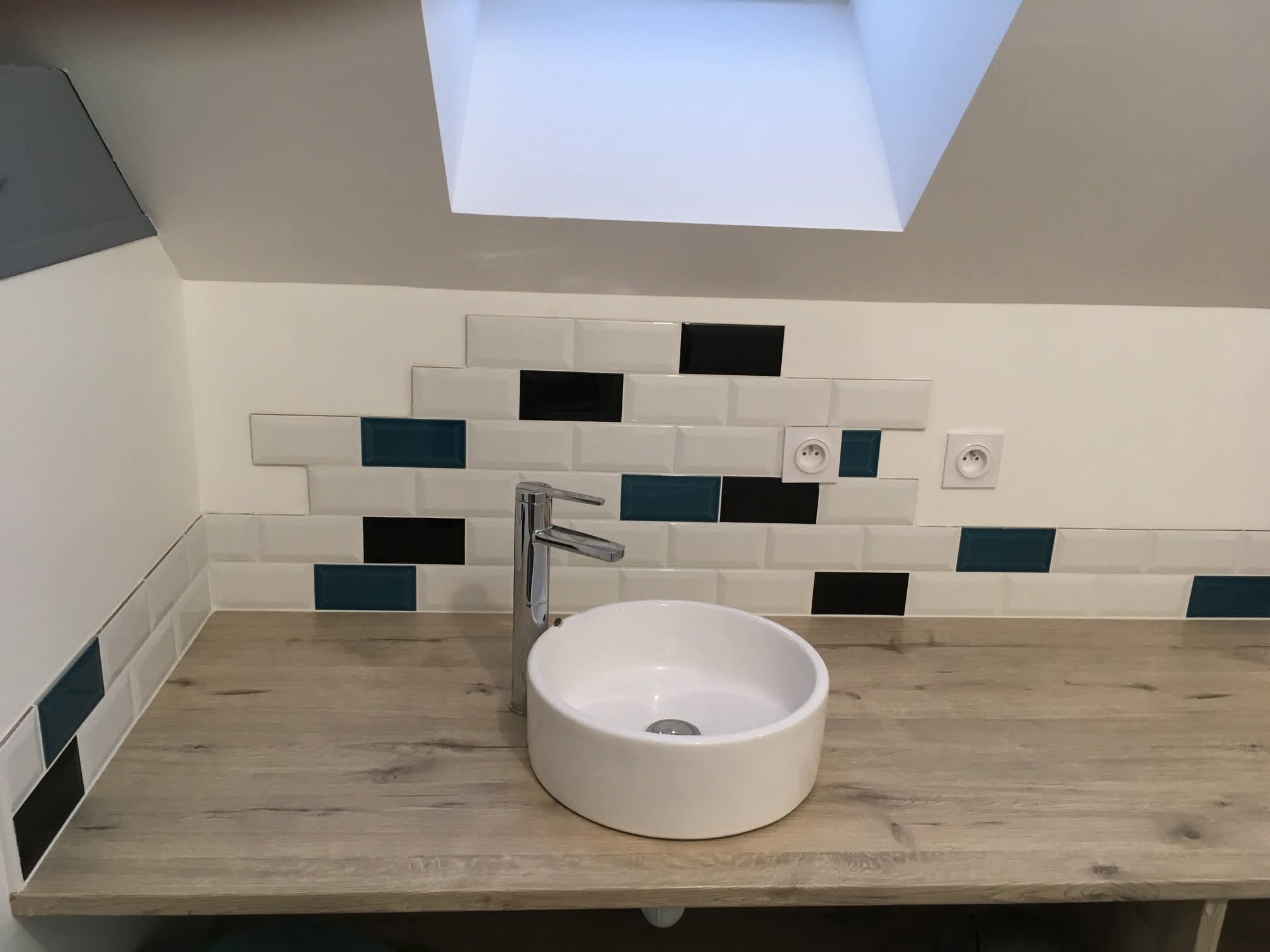 Salle de bain faïence métro blanche