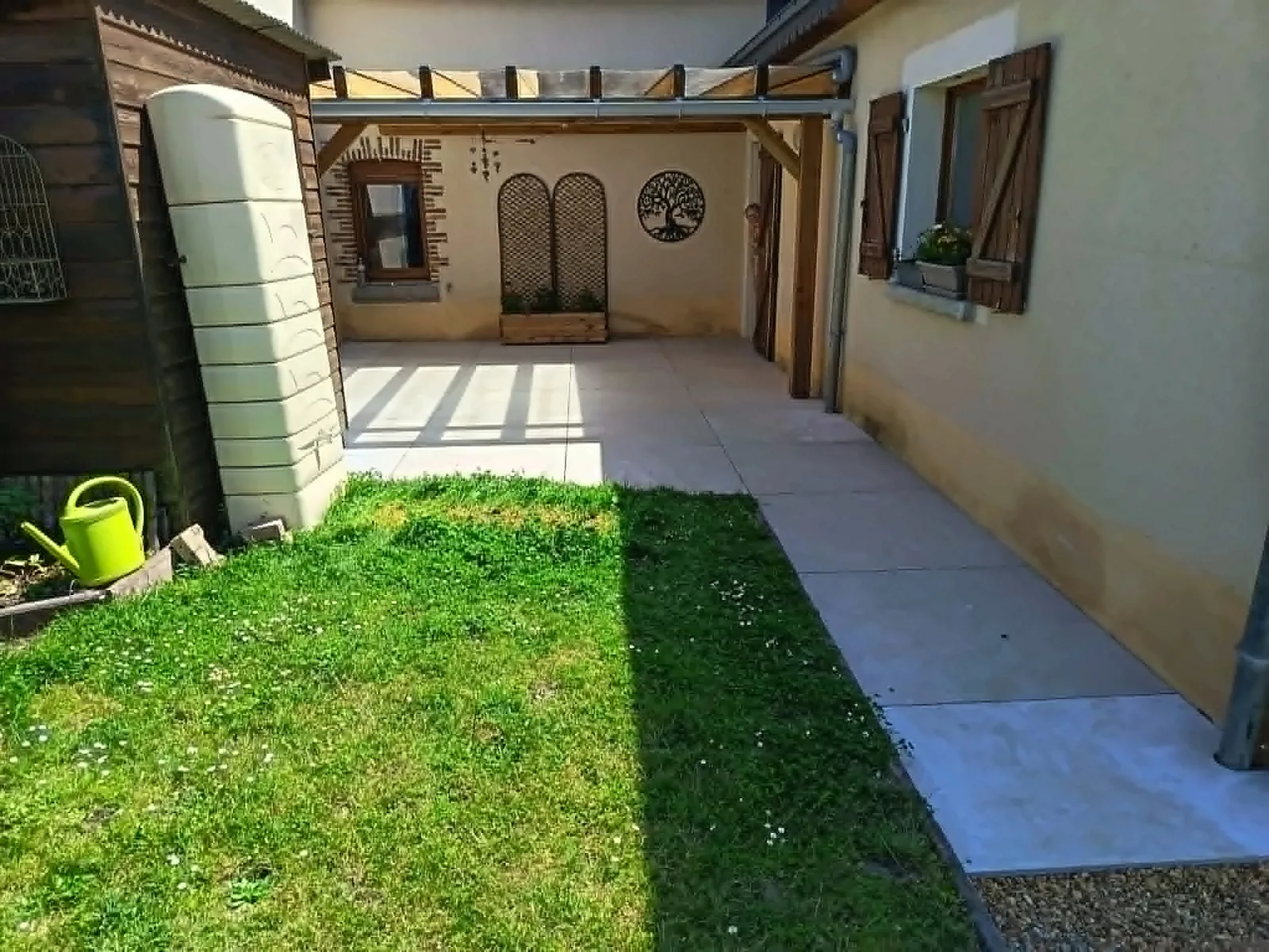 Dalles de terrasse extérieure sous pergola posées par Guillet Carrelage