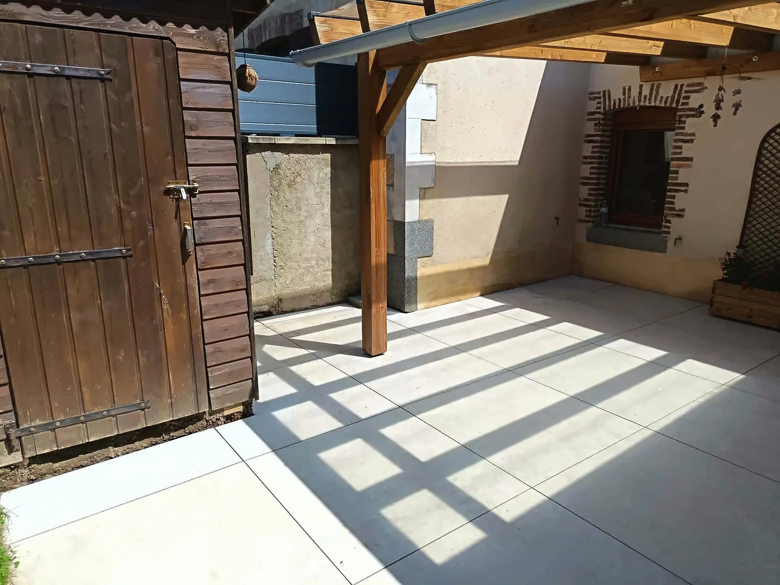 Dallage de terrasse extérieure réalisé par Guillet Carrelage