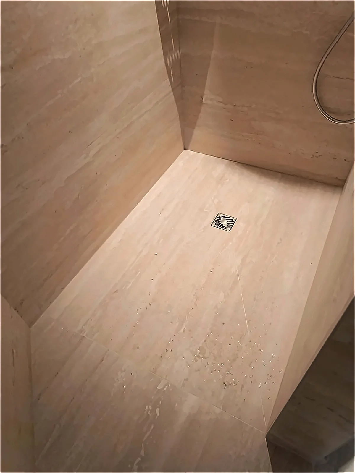 Douche à l'italienne carrelée complète réalisée par Guillet Carrelage