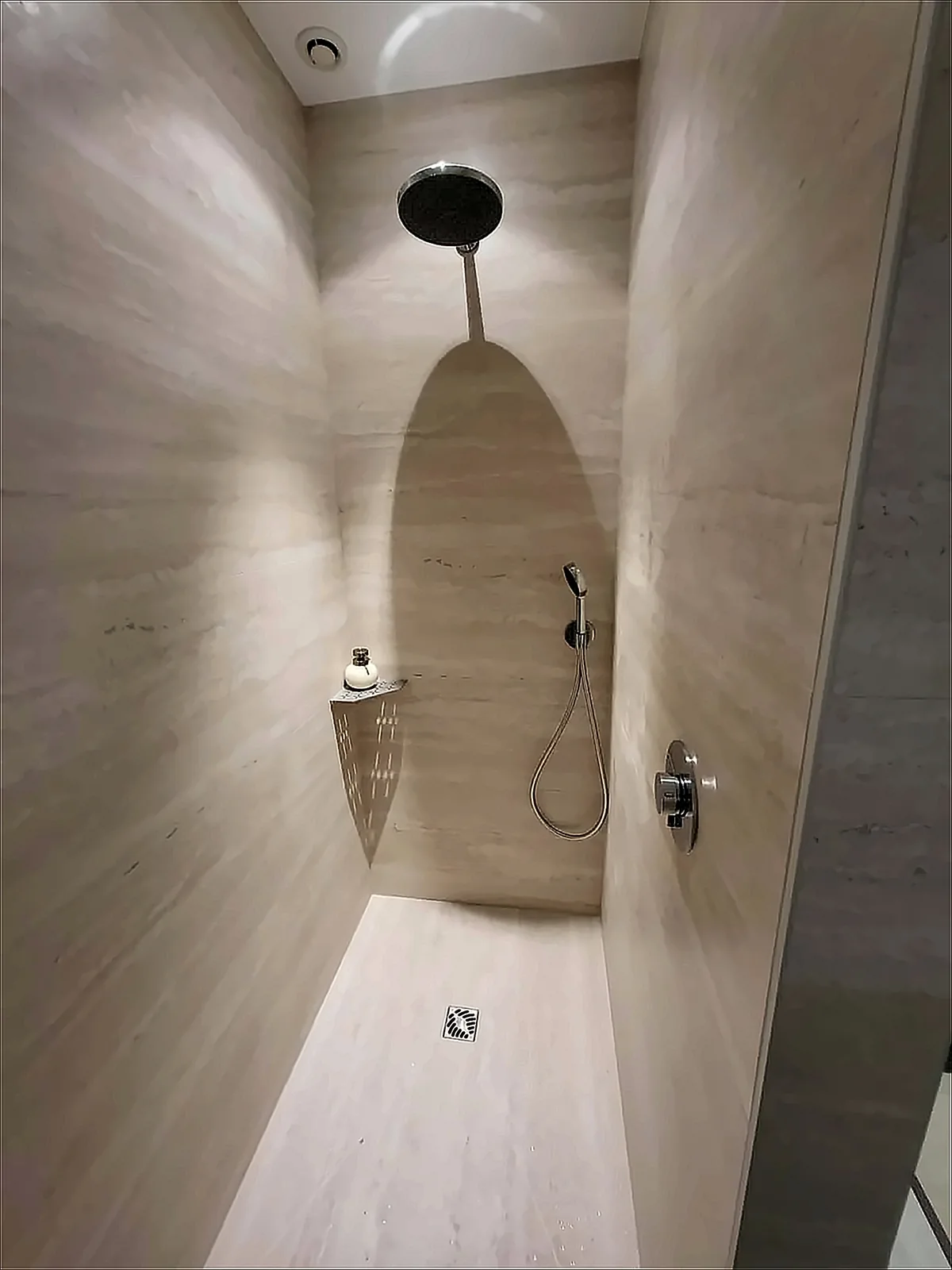 Vue d'ensemble d'une douche carrelée par Guillet Carrelage