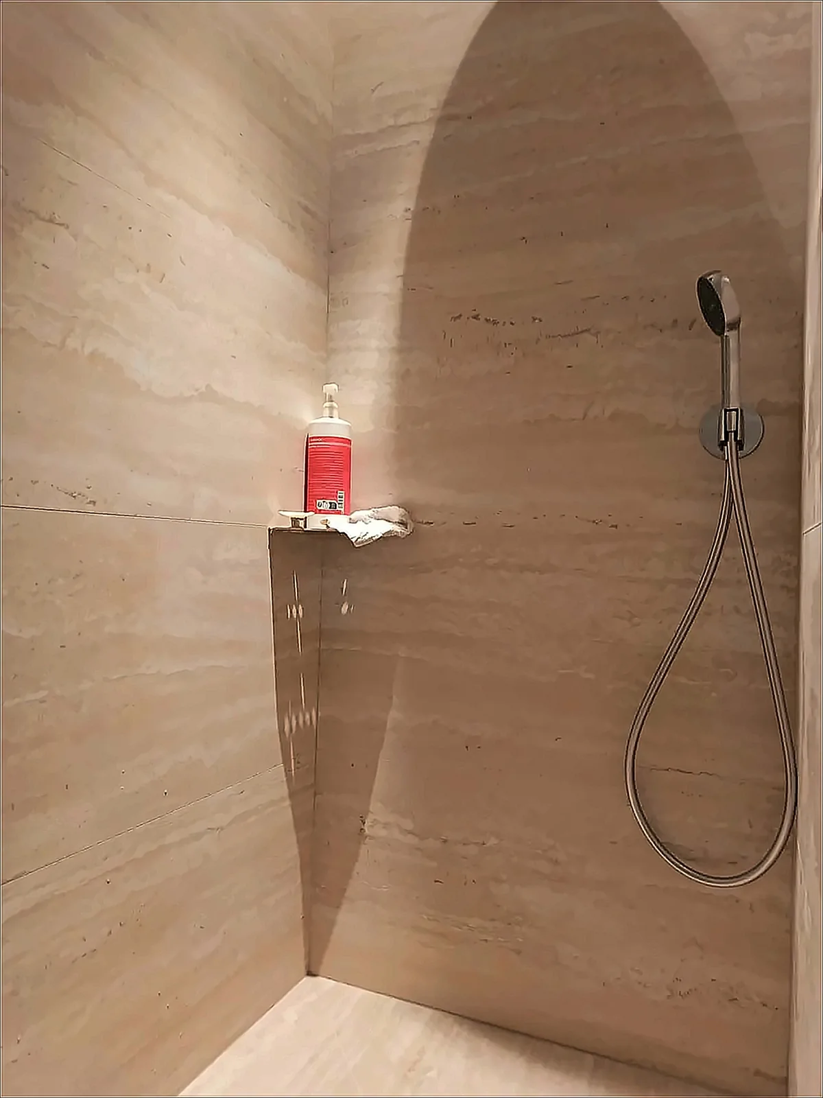 Douche carrelée réalisée par Guillet Carrelage