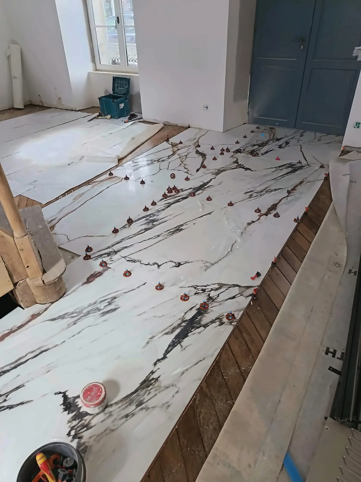 Carrelage effet marbre et escalier bois par Guillet Carrelage