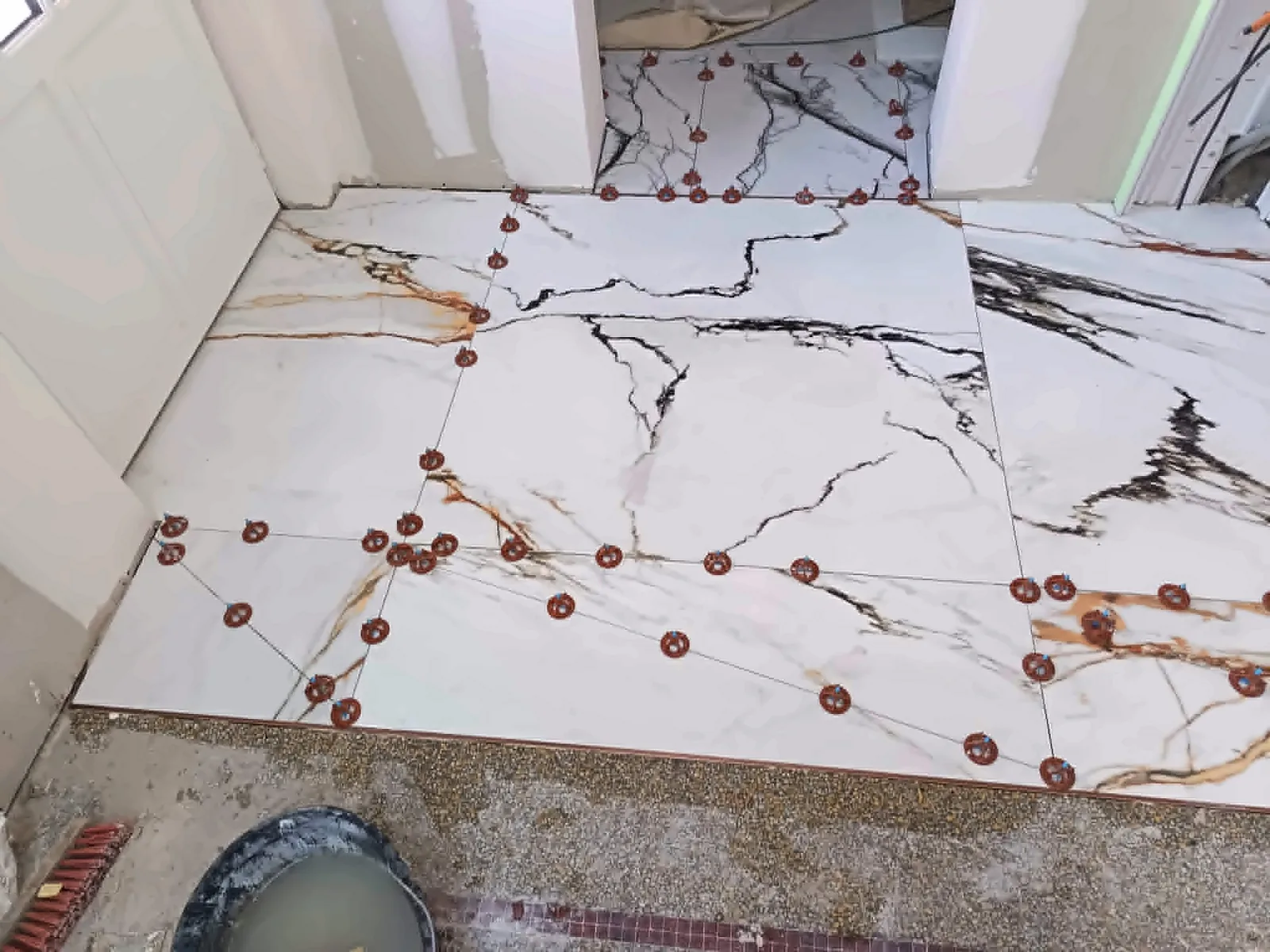 Carrelage effet marbre posé par Guillet Carrelage à Château-Gontier-sur-Mayenne