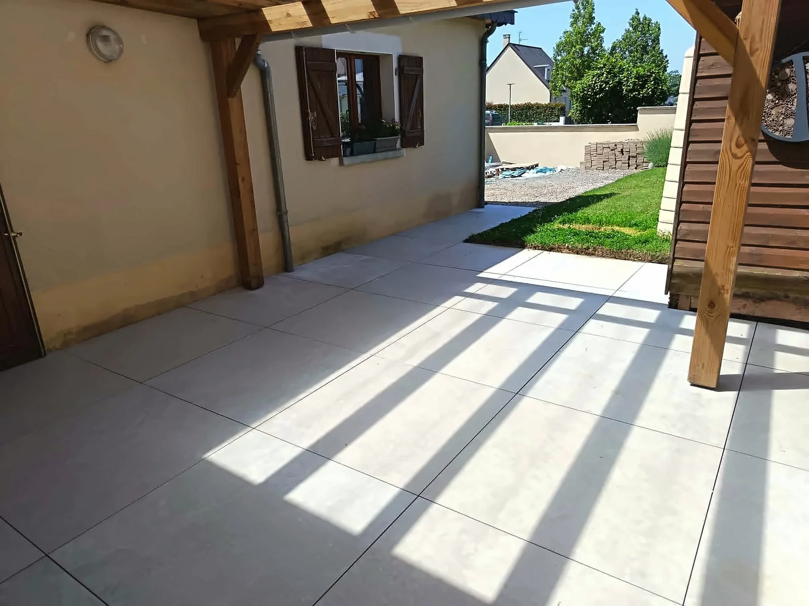 Terrasse carrelée réalisée par Guillet Carrelage
