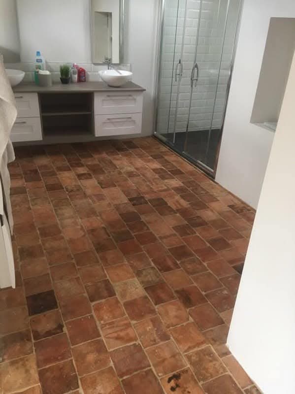 Salle de bain complète avec faïence et douche à l’italienne