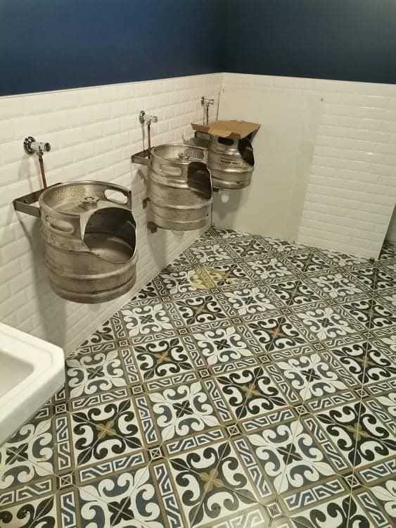 Carrelage mur et sol pour toilettes d’un bar